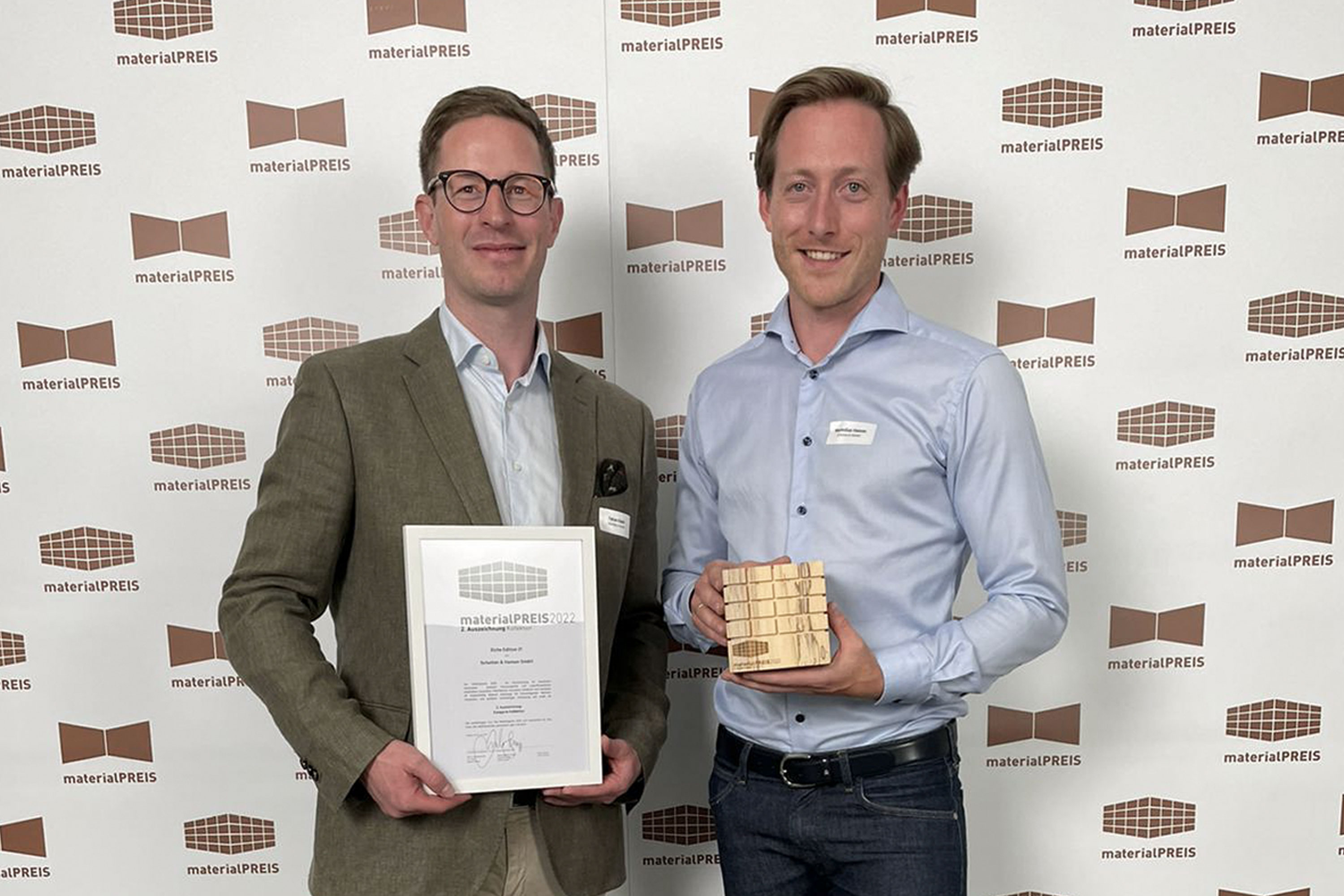 Maximilian Hansen und Fabian Kaden nahmen stolz die Trophäe entgegen. (v.r.)