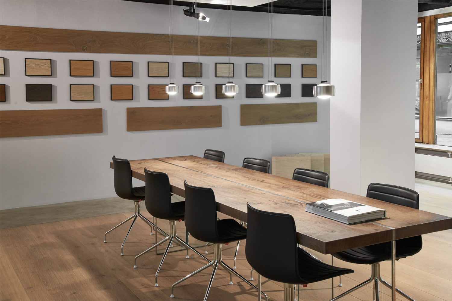 Unsere HolzexpertInnen beraten im Münchener Showroom ausführlich rundum das Naturmaterial.
