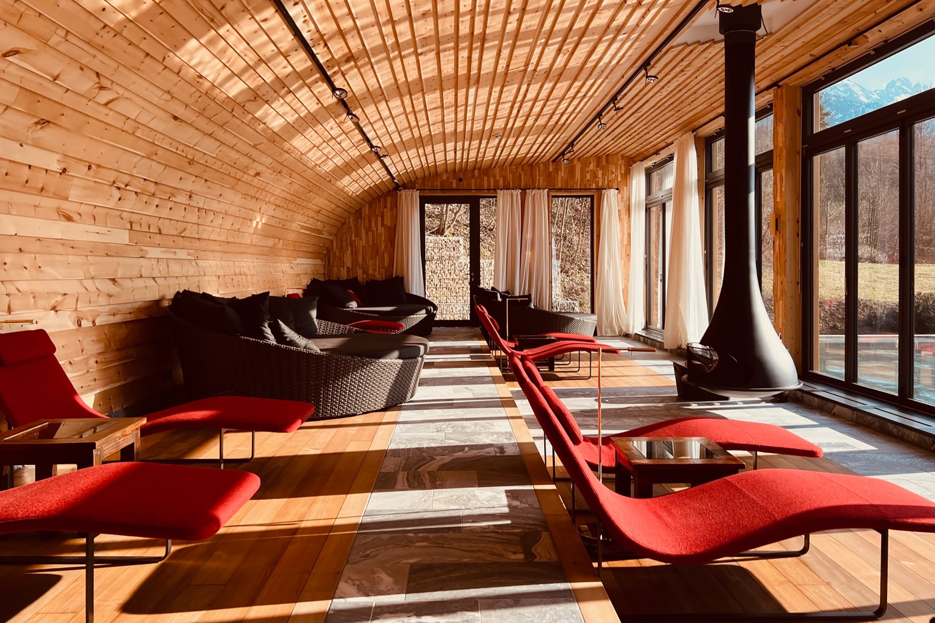 Das Badehaus im Schloss Elmau lädt mit einem natürlich veredelten Teakboden zum Durchatmen ein.