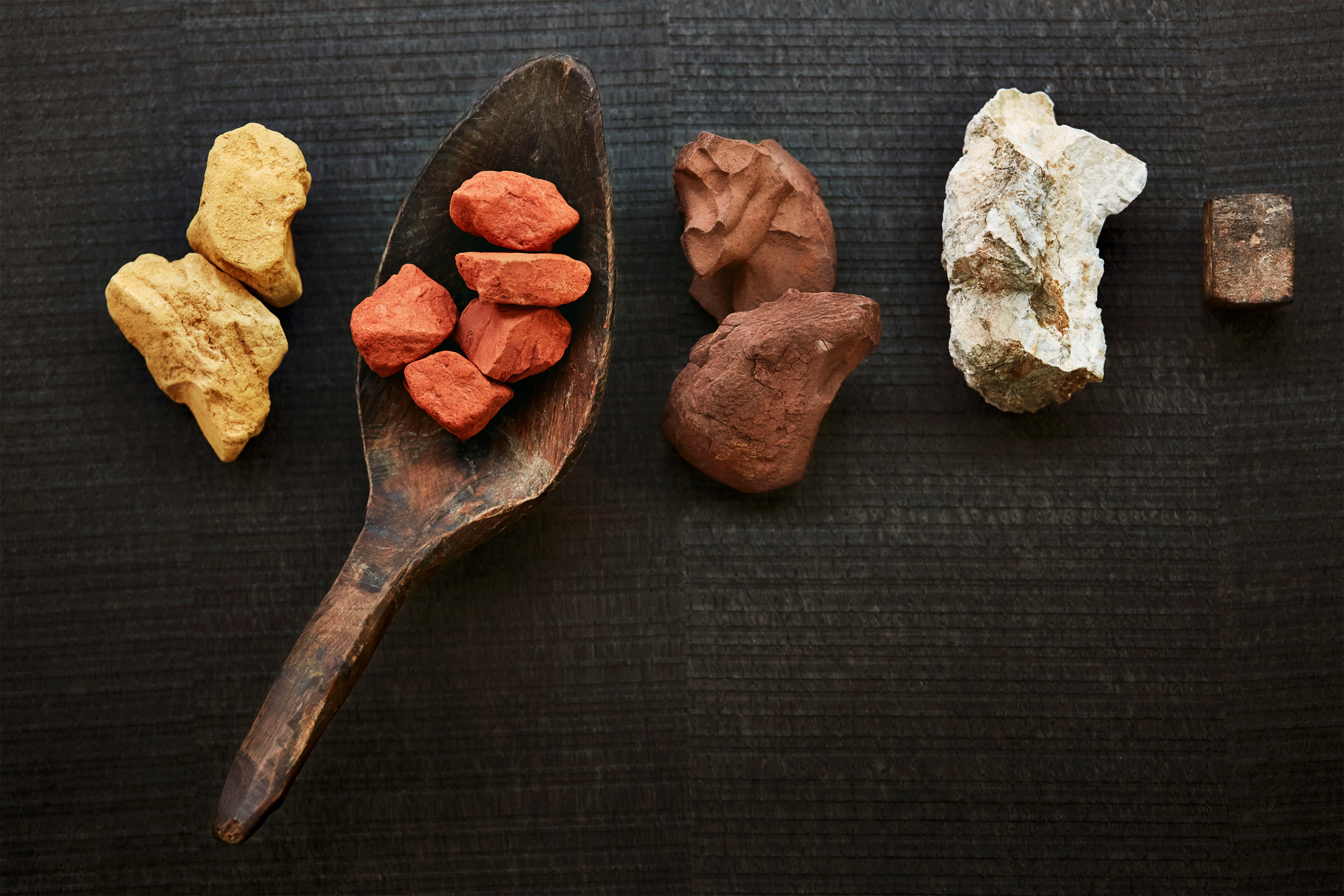 Zur Farbgebung aktivieren wir holzeigene Inhaltsstoffe und arbeiten natürliche Pigmente ins Holz ein, wie z.B. Eisenoxid Gelb, Roter Bolus, Eisenoxid Braun, Titanweiß, Granit Steingrau.