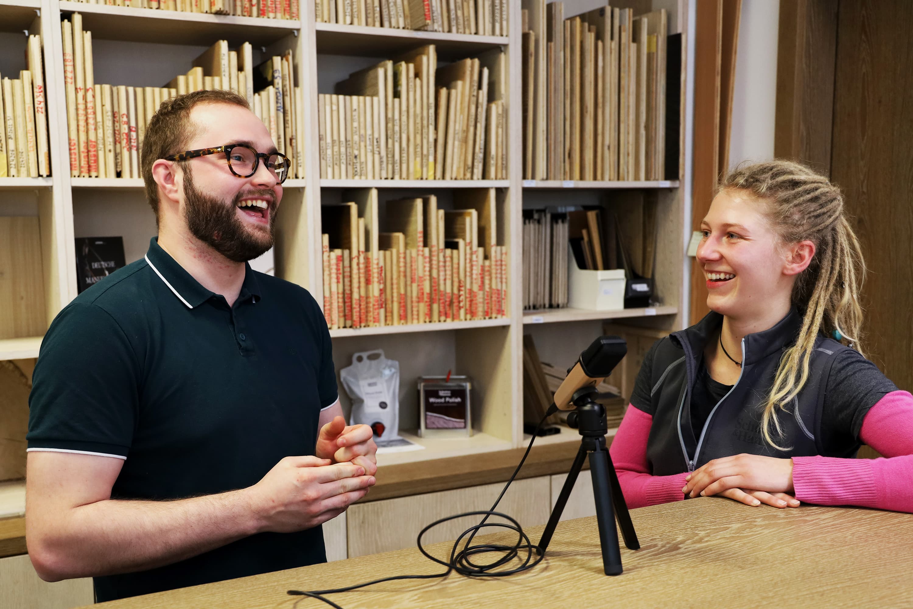 Felix und Rina erzählen über die Zusammenarbeit und ihre Projekte bei Schotten & Hansen.