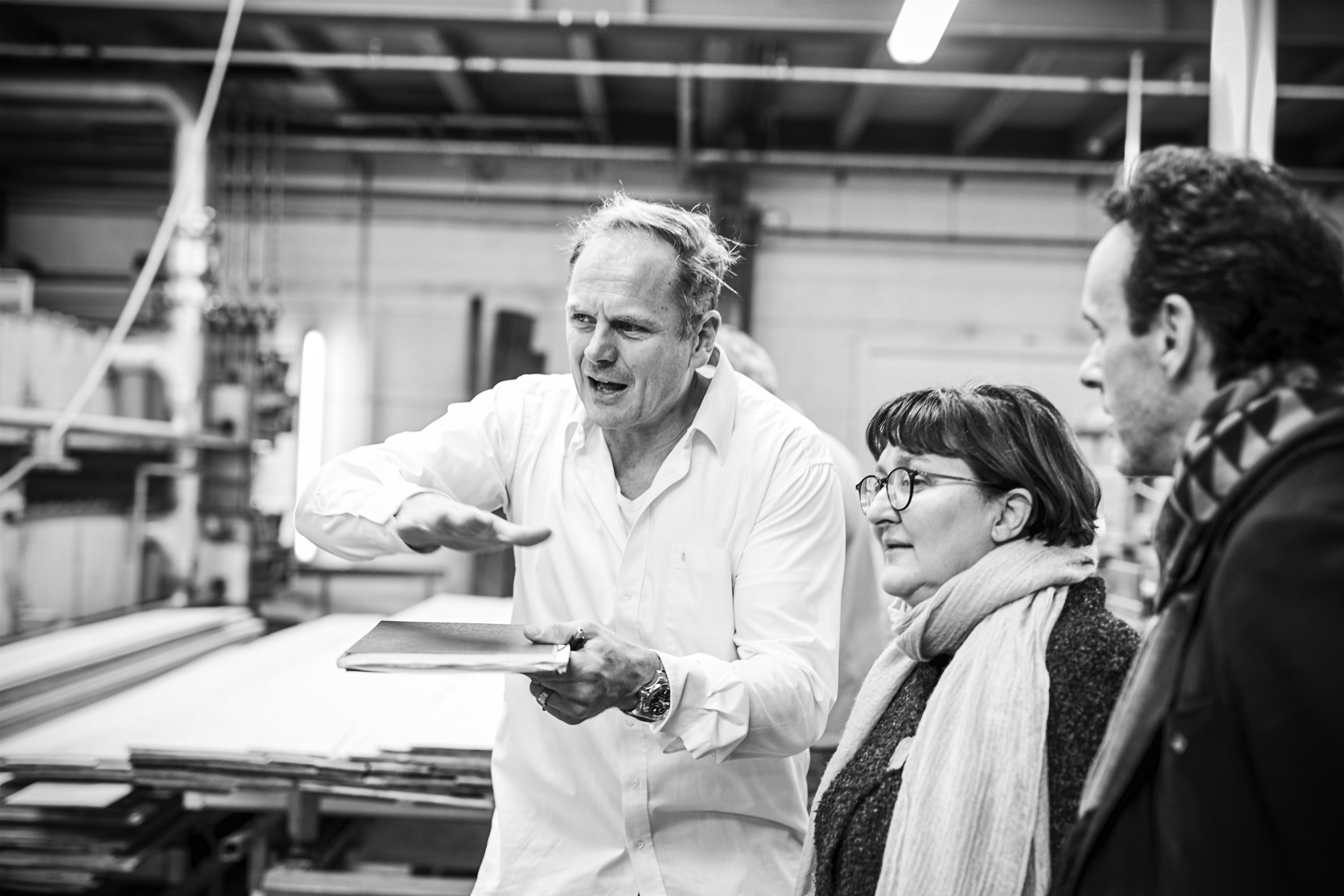 Bernhard Heinloth erklärt die besondere Oberflächenbearbeitung der Manufaktur Schotten & Hansen.