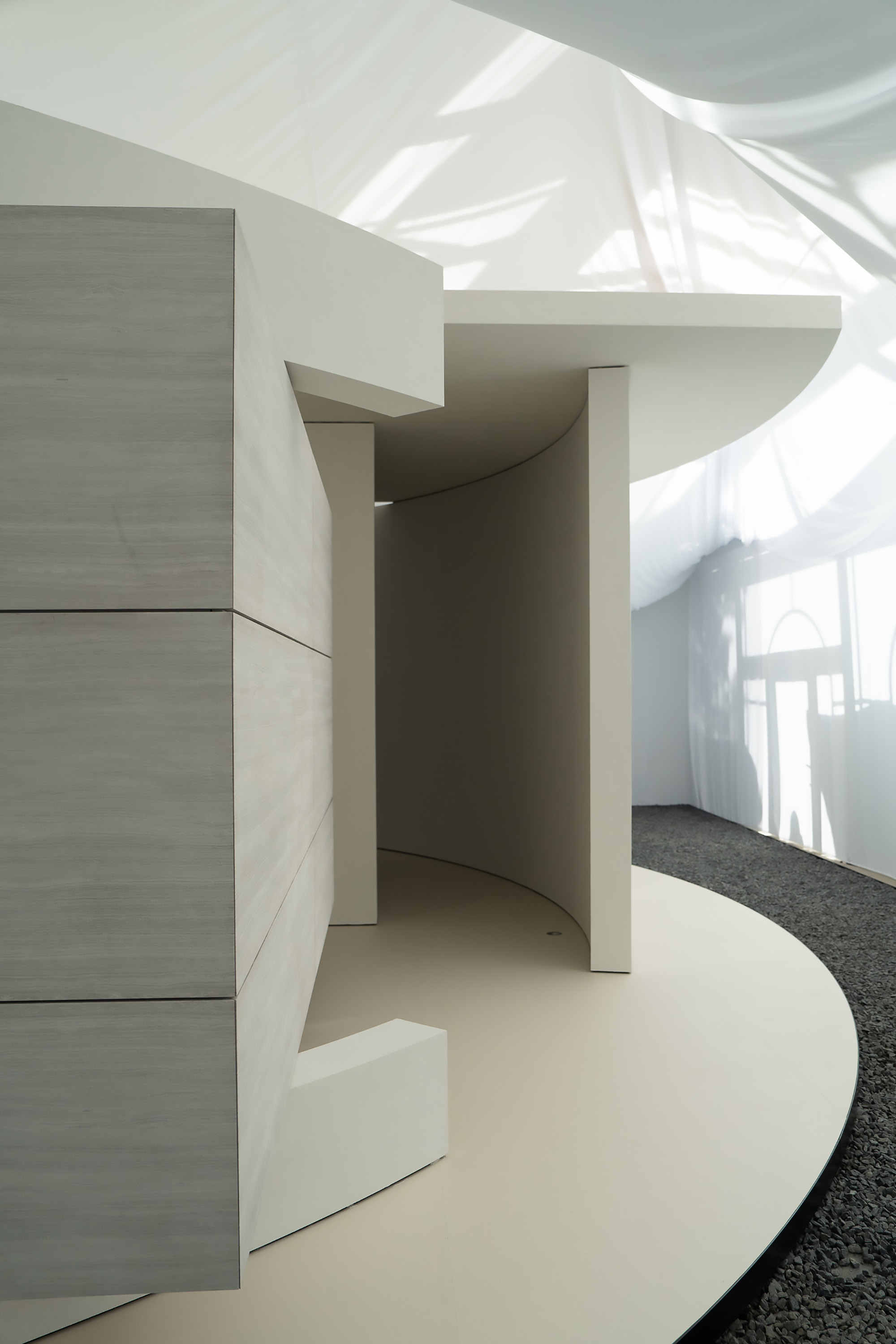 Schotten & Hansen und Gaggenau stellen auf dem Salone del Mobile 2024 die neue Oberfläche 'Ridgeline' vor