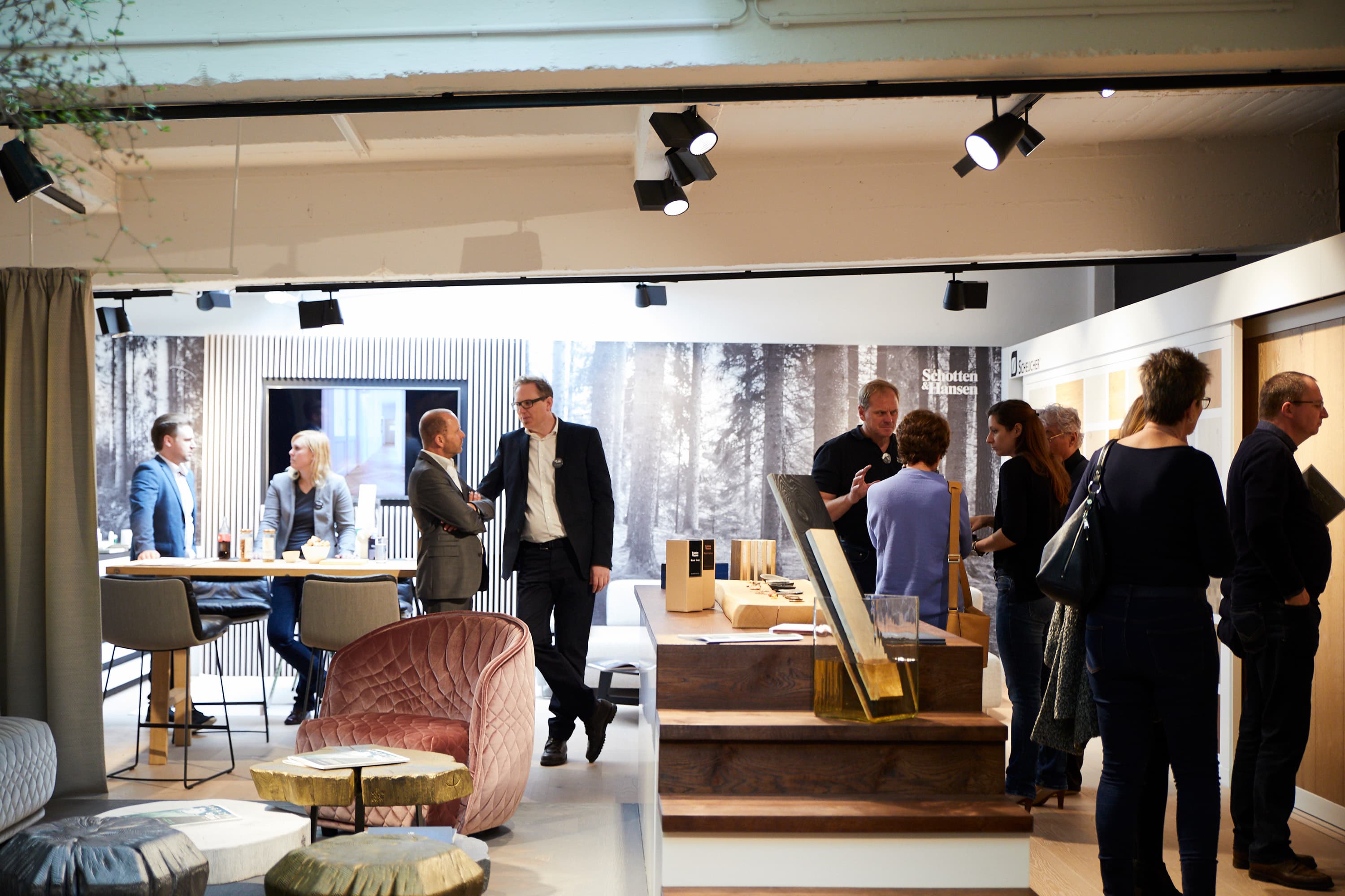 Impression of the relaxed atmosphere of a past salon.
