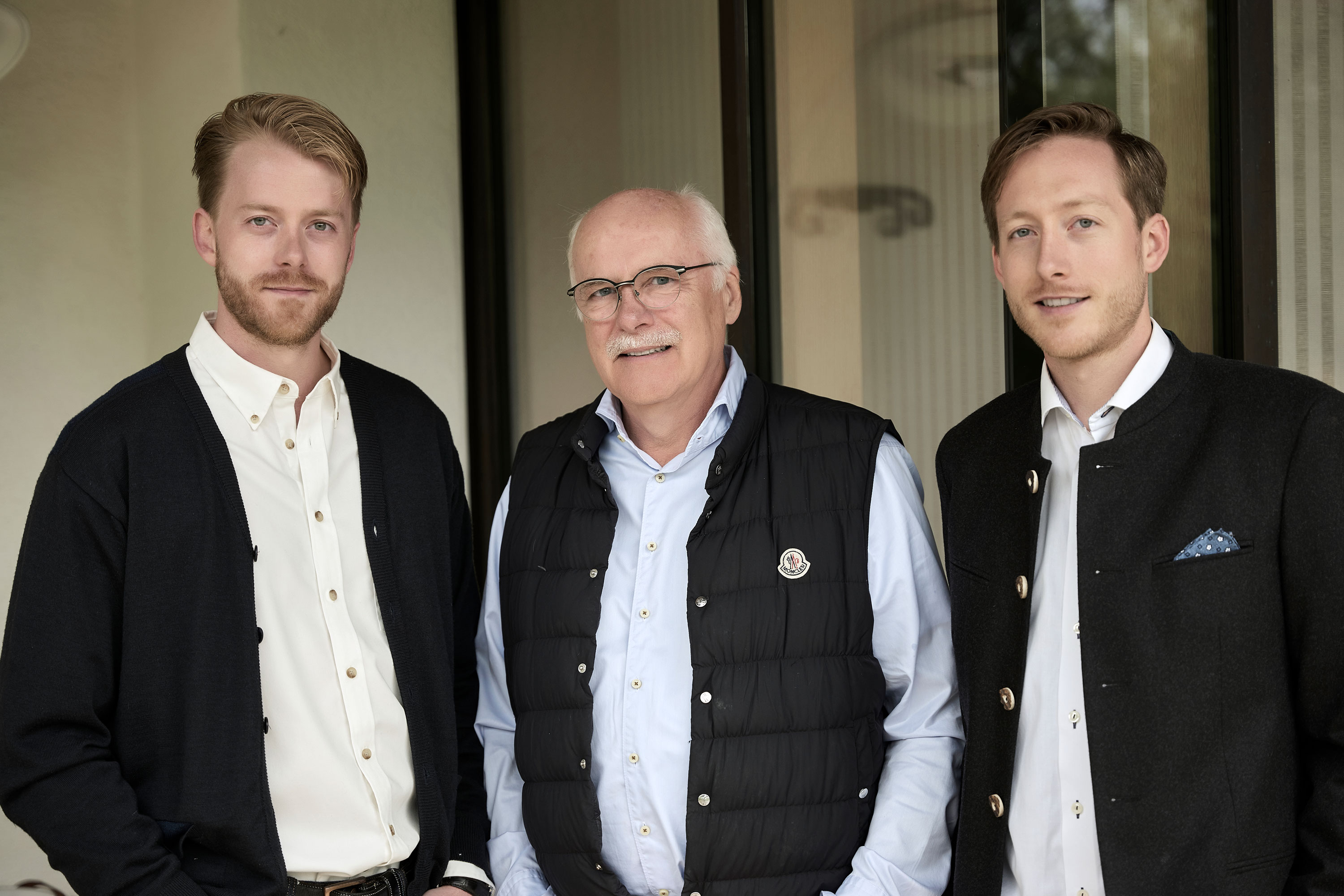 Deeply rooted in the family business: Ulrich Hansen with his father Torben Hansen and brother Maximilian (Product Manager at Schotten & Hansen).