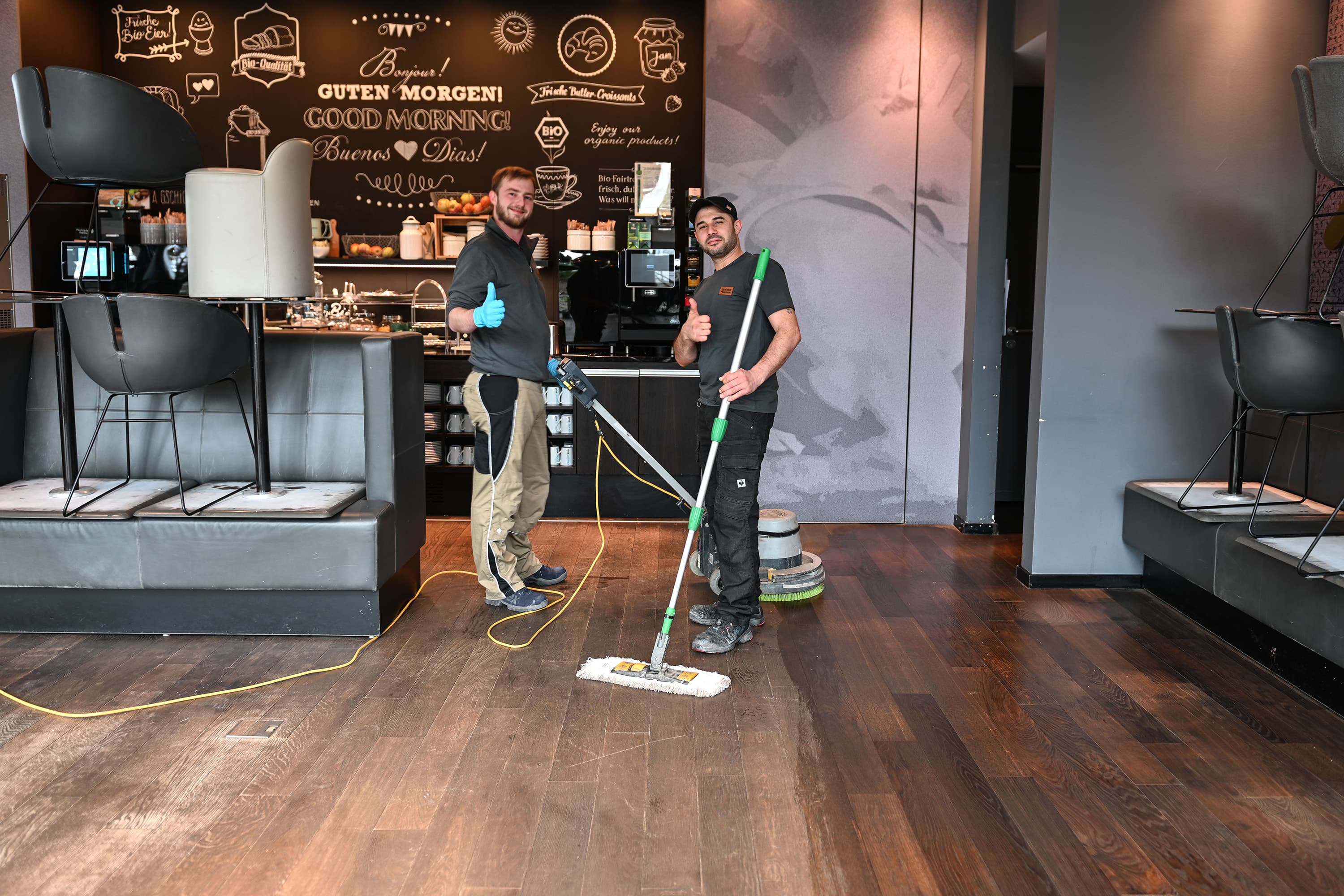 L'équipe de service régénère le sol de l'hôtel Motel One de Munich