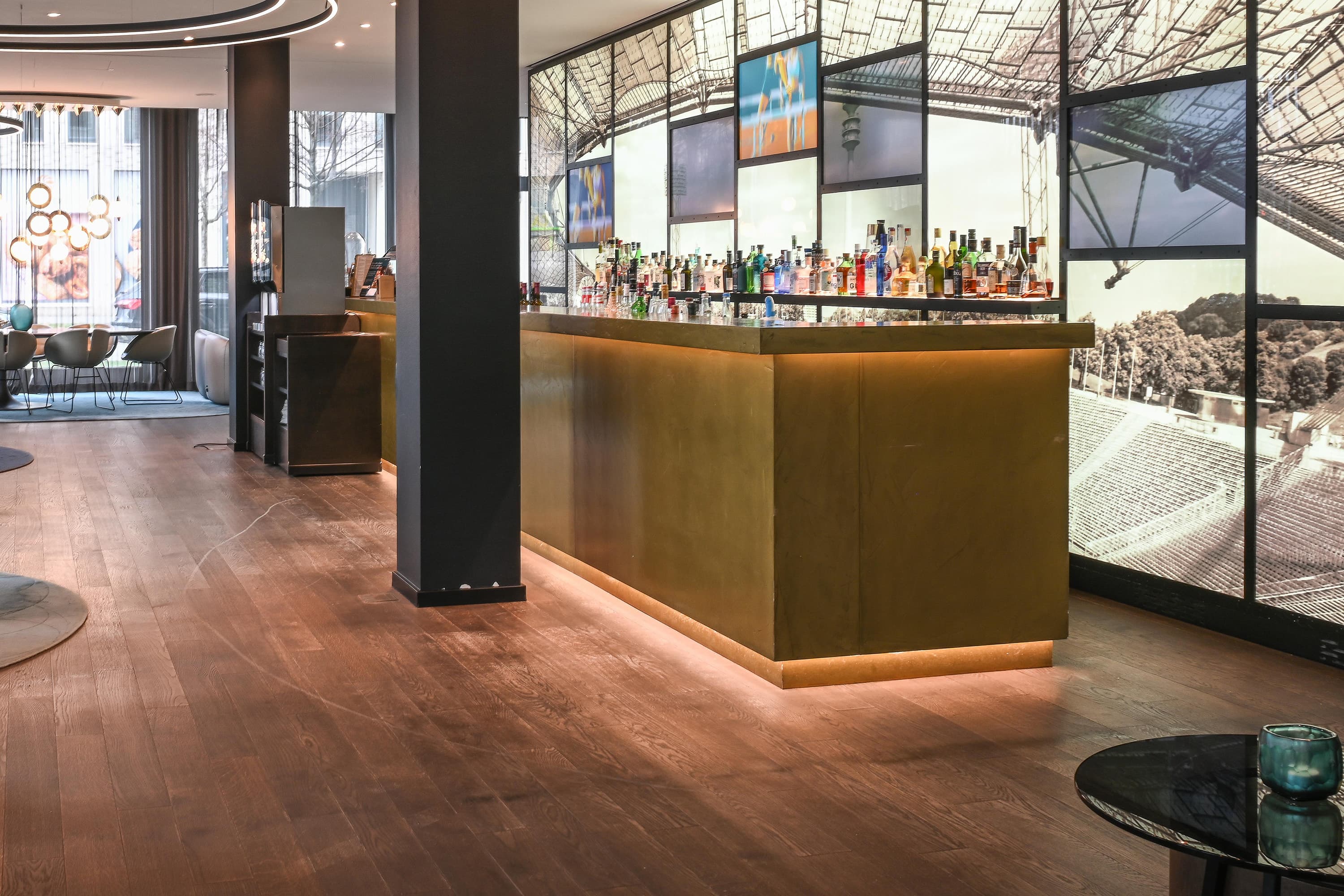 L'équipe de service de Schotten & Hansen a pu réparer des éraflures évidentes dans la zone du bar.