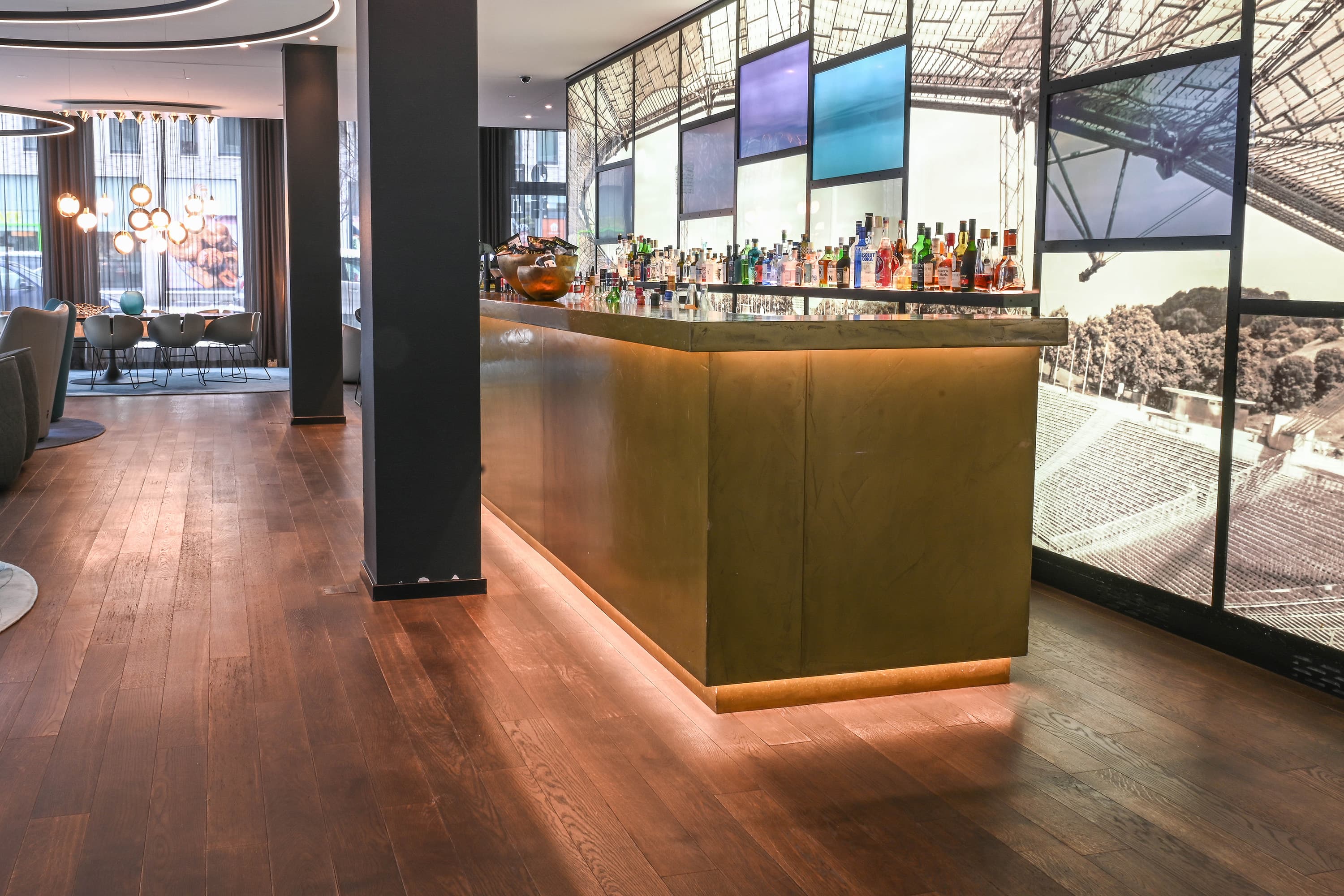 L'équipe de service régénère le sol de l'hôtel Motel One de Munich