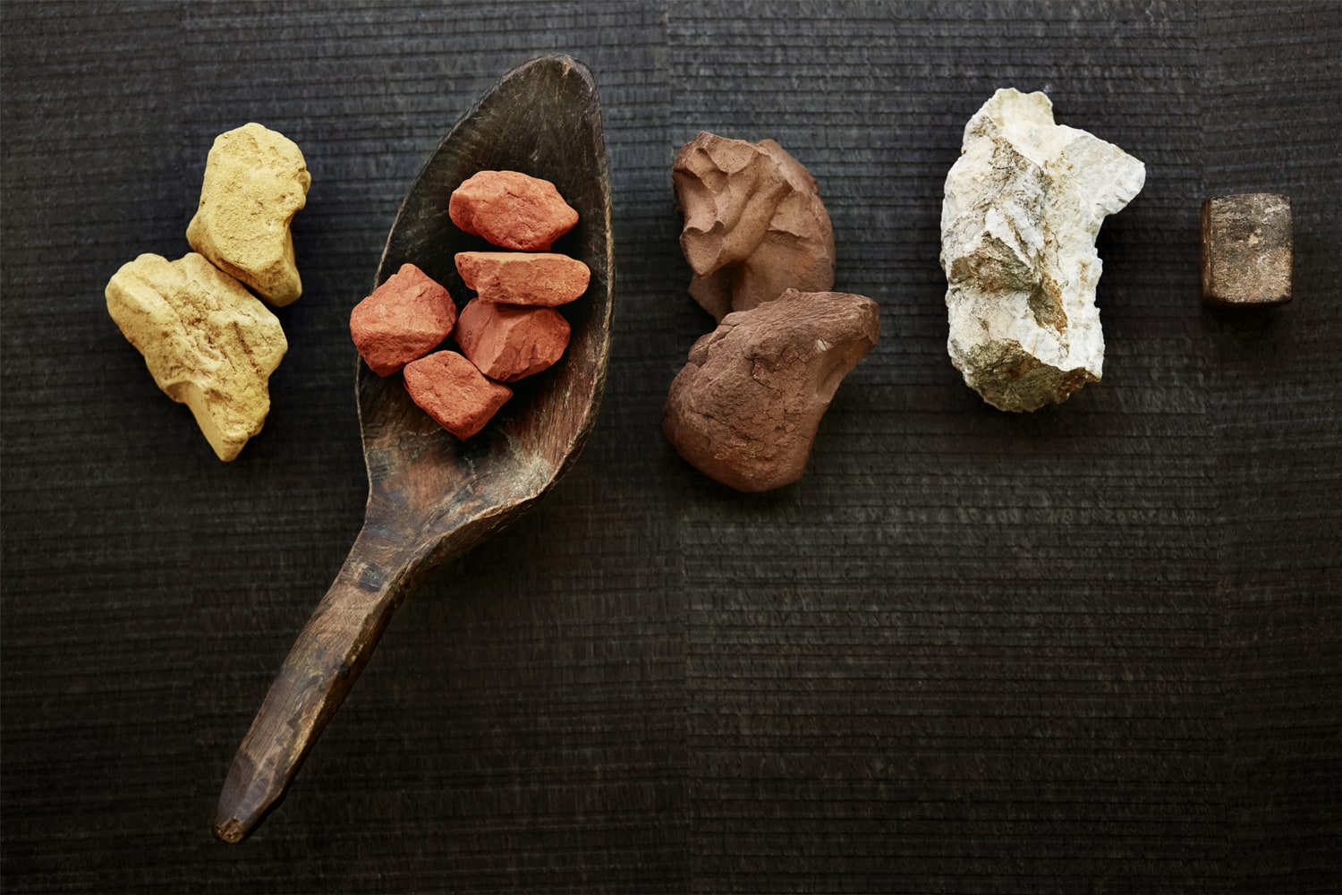 Jaune d’oxyde de fer, bol rouge d’Arménie, brun d’oxyde de fer, blanc de titane, gris pierre de granit